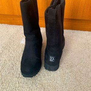 Comfortable women black platform New York & Company boots.